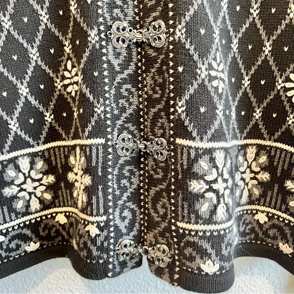 TALBOTS Women’s Black Knit Nordic Snowflake Sweater Cardigan fair isle winter M - Picture 4 of 10
